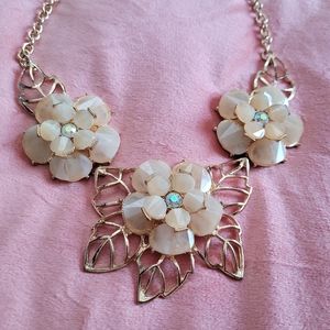 🌸 Floral statement necklace 🌸